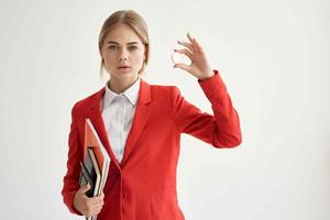 vrouw rood jasje virtueel geld economie licht achtergrond foto