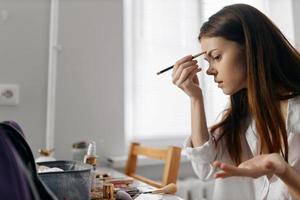 bedenken vrouw gezicht met eyeliner binnenshuis in keuken foto