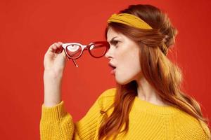 vrolijk vrouw met geel hoofdband rood bril mode hipster retro foto