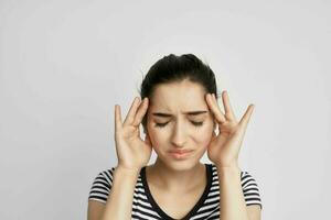vrouw Holding zijn hoofd migraine depressie licht achtergrond foto
