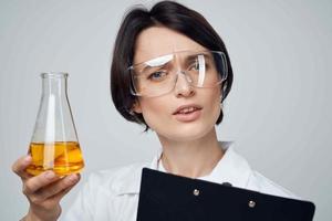 vrouw wetenschappers chemisch oplossing analyse diagnostiek professioneel foto