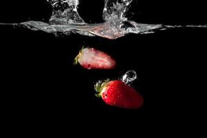 vers aardbeien met water plons foto