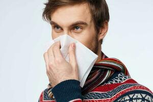 verkoudheid Mens afvegen zijn neus- met een zakdoek infectie virus licht achtergrond foto