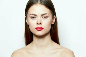 aantrekkelijk vrouw kaal schouders op zoek vooruit rood lippen Doorzichtig huid spa behandelingen foto