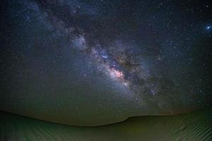 melkwegstelsel in teerwoestijn, jaisalmer, india. astro fotografie. foto