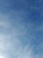 mooi wit wolken Aan diep blauw lucht achtergrond. groot helder zacht pluizig wolken zijn Hoes de geheel blauw lucht. foto