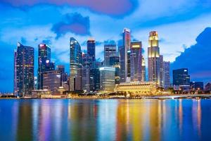 skyline van het financiële district van singapore in marina bay, singapore