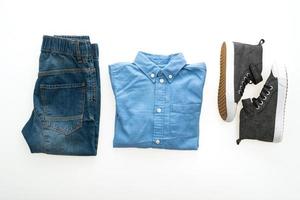 shirt en jeansbroek met schoenen foto