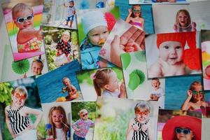 gedrukt foto's van kinderen. een reusachtig bedrag van gedrukt materialen. foto