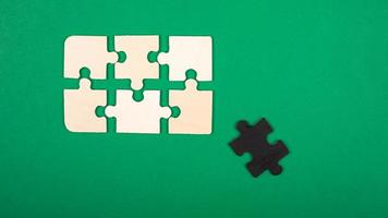 stukjes van de puzzel, kleuren wit en zwart op een groene achtergrond foto