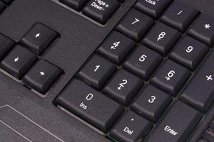 zwart toetsenbord voor berichten en schrijven van tekst op een computer foto