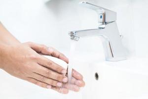 wassen uw handen naar voorkomen bacterieën. foto