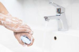 wassen uw handen naar voorkomen bacterieën. foto