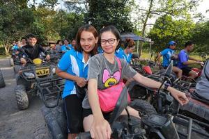 nakhonnayok, Thailand - december 19 toeristen rijden atv naar natuur avontuur Aan aarde bijhouden Aan december 19, 2015, Thailand. foto