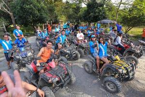 nakhonnayok, Thailand - december 19 toeristen rijden atv naar natuur avontuur Aan aarde bijhouden Aan december 19, 2015, Thailand. foto