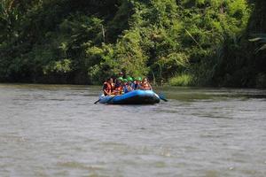 nakhonnayok, thailand, dec 19 groep van avonturier aan het doen wit water raften Bij dam, Aan december 19, 2015, de rivier- is populair voor haar toneel- natuur visie. foto