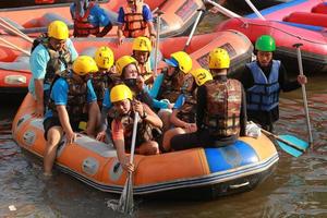 nakhonnayok, thailand, dec 19 groep van avonturier aan het doen wit water raften Bij dam, Aan december 19, 2015, de rivier- is populair voor haar toneel- natuur visie. foto