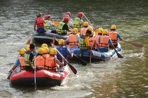 nakhonnayok, thailand, dec 19 groep van avonturier aan het doen wit water raften Bij dam, Aan december 19, 2015, de rivier- is populair voor haar toneel- natuur visie. foto