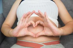 zwanger vrouw Holding haar maag liefde baby foto