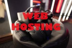 web hosting concept. professioneel hoofdtelefoons met microfoon en vr bril voor video spellen en cyber sport- Aan achtergrond. foto