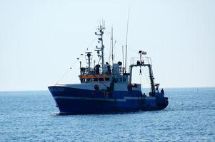 modern visvangst boot in de Baltisch zee foto