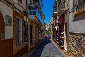 versmallen straten in de oud stad- van benidorm, Spanje Aan een warm zomer dag foto