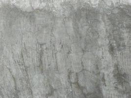 oud grunge barst grijs beton of cement muur structuur achtergrond met droog mos foto