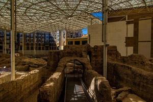 mooi ruïnes van de oude Romeins amfitheater in zaragoza Spanje museo del teatro de caesaraugusta foto