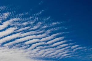 blauw lucht achtergrond met wit wolk Aan een zonnig dag foto