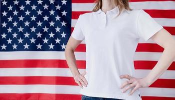 wit polo overhemd Aan vrouw over- Verenigde Staten van Amerika vlag achtergrond, mockup ontwerp foto
