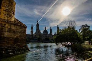 voorjaar stedelijk landschap met pijler kathedraal in Zaragoza, Spanje en de ebro rivier- foto