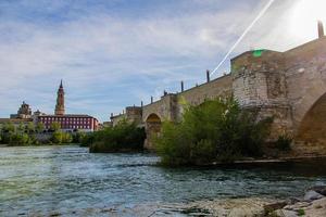 voorjaar stedelijk landschap met pijler kathedraal in Zaragoza, Spanje en de ebro rivier- foto