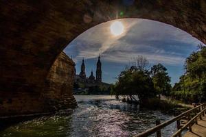 voorjaar stedelijk landschap met pijler kathedraal in Zaragoza, Spanje en de ebro rivier- foto