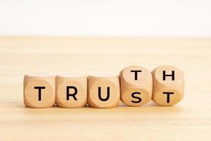 waarheid of vertrouwen tekst op houten blokken