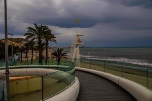 landschap van alikaan kust landschap Aan een bewolkt dag foto