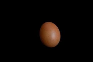 bruin kip ei Aan een zwart achtergrond detailopname foto