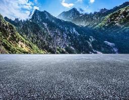 asfalt weg en berg natuur landschap onder de blauw lucht in zomer foto