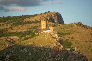 weergave van Genuese fort aan de kant van een berg met een bewolkte blauwe hemel op de Krim foto