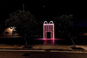 origineel Kerstmis decoratie rood en wit geschenk Bij nacht foto