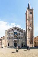 parma, italië-april 3, 2022-weergave van de kerk in parma gedurende een zonnig dag. foto