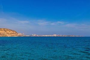 zomer strand landschap in de Spaans stad van Alicante Aan een zonnig dag foto