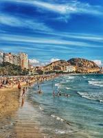 zomer strand landschap in de Spaans stad van Alicante Aan een zonnig dag foto