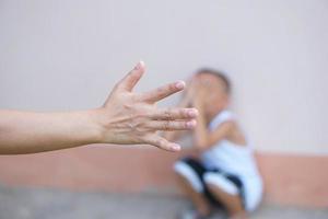 jongens verhogen hun handen naar voorkomen geweld tegen kinderen. foto