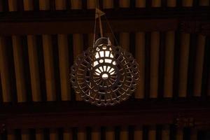 antiek metaal lamp Aan houten donker plafond decoratie foto