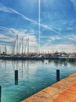 kust landschap met jacht haven in Alicante Spanje Aan een zomer warm zonnig dag foto