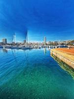 kust landschap met jacht haven in Alicante Spanje Aan een zomer warm zonnig dag foto
