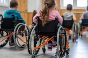 kinderen gehandicapt persoon in rolstoelen Bij school, inclusief onderwijs generatief ai foto