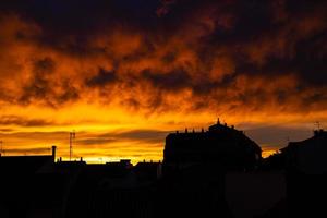 lucht achtergrond met wolken na zonsondergang over- donker daken foto