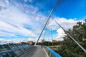 voetganger suspensie brug over- de ebro rivier- in Zaragoza, Spanje Aan een zomer dag foto