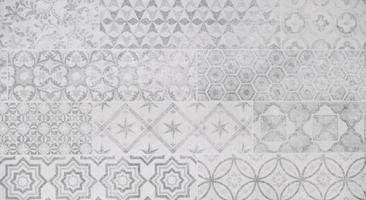 witte kanten stof, wit oud barok patroon en cementmuur